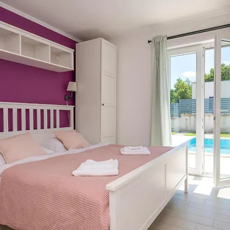 Amazing In Marici With Kitchen Holiday home *